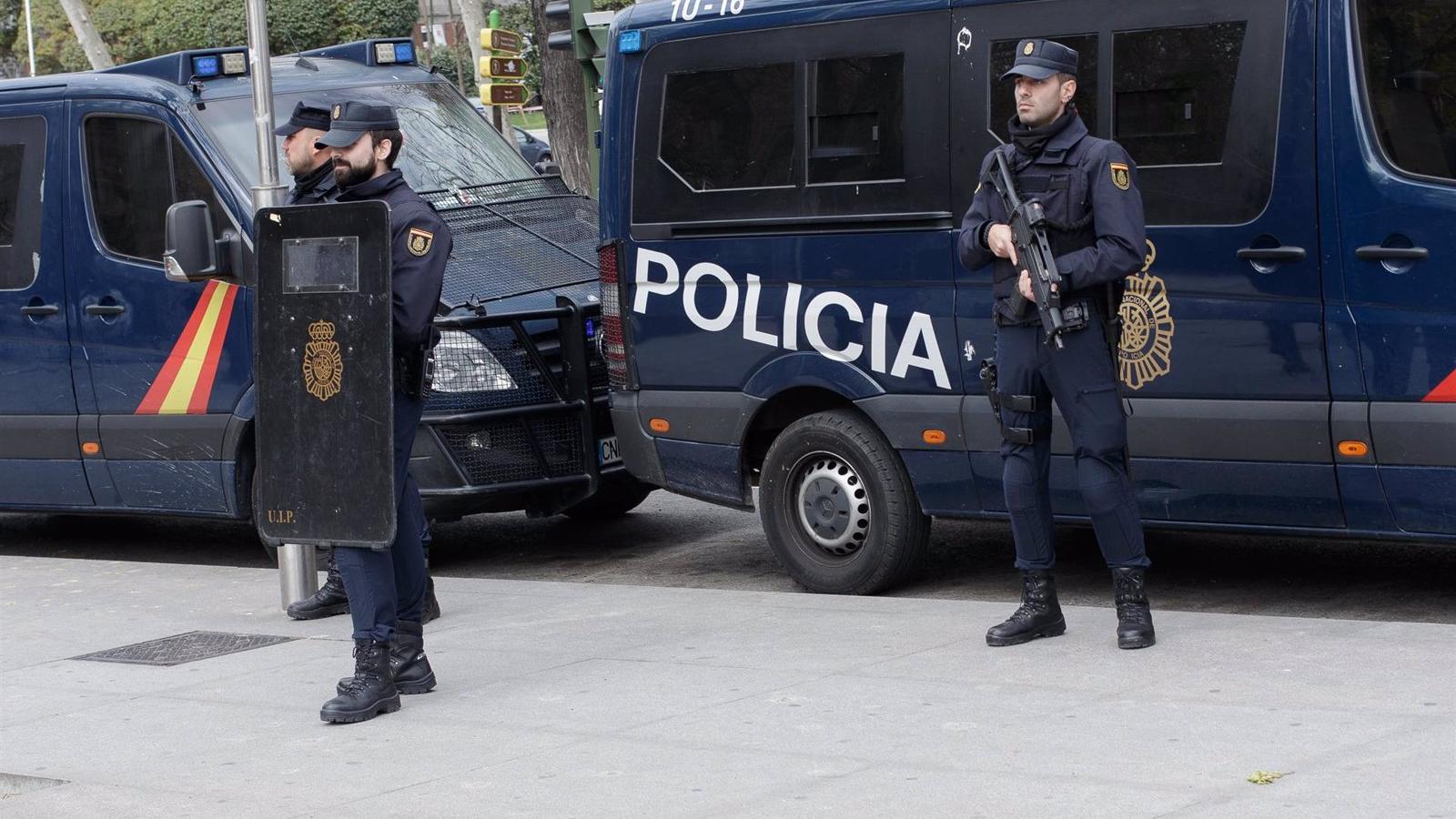 Cinco detenidos por lanzar botellas y herir a levemente a siete agentes en Alcalá de Henares
