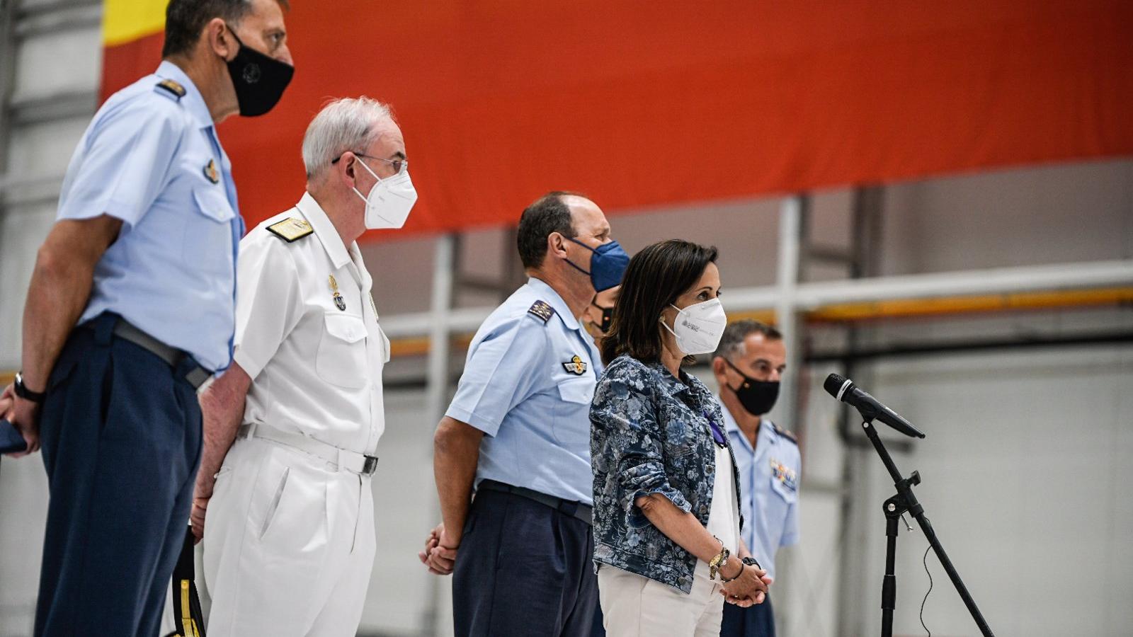 Robles, a Podemos: "Los militares son los protagonistas de la evacuación y quien no lo vea tiene tics y complejos"