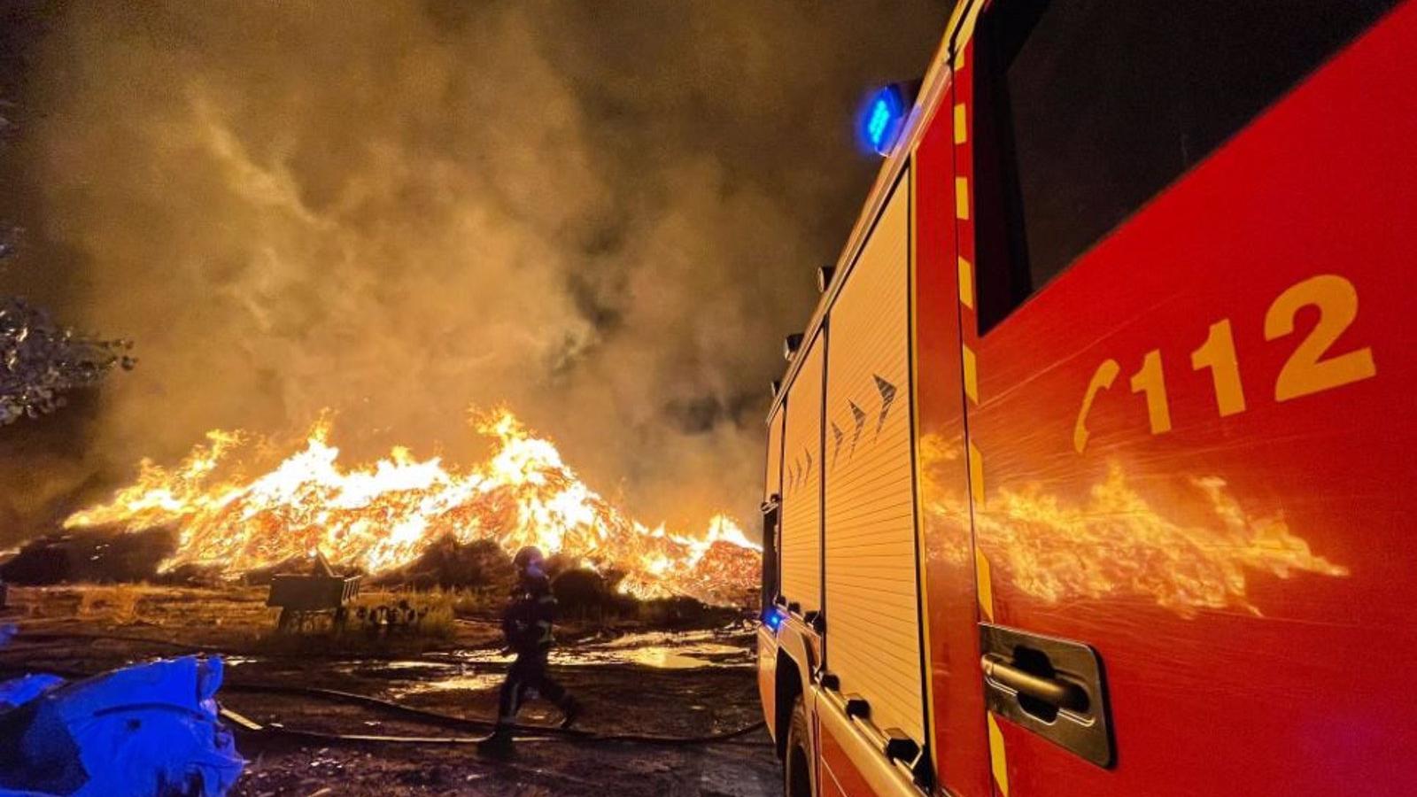 Un rayo provoca un incendio industrial en una fábrica de compostaje en San Sebastián de los Reyes