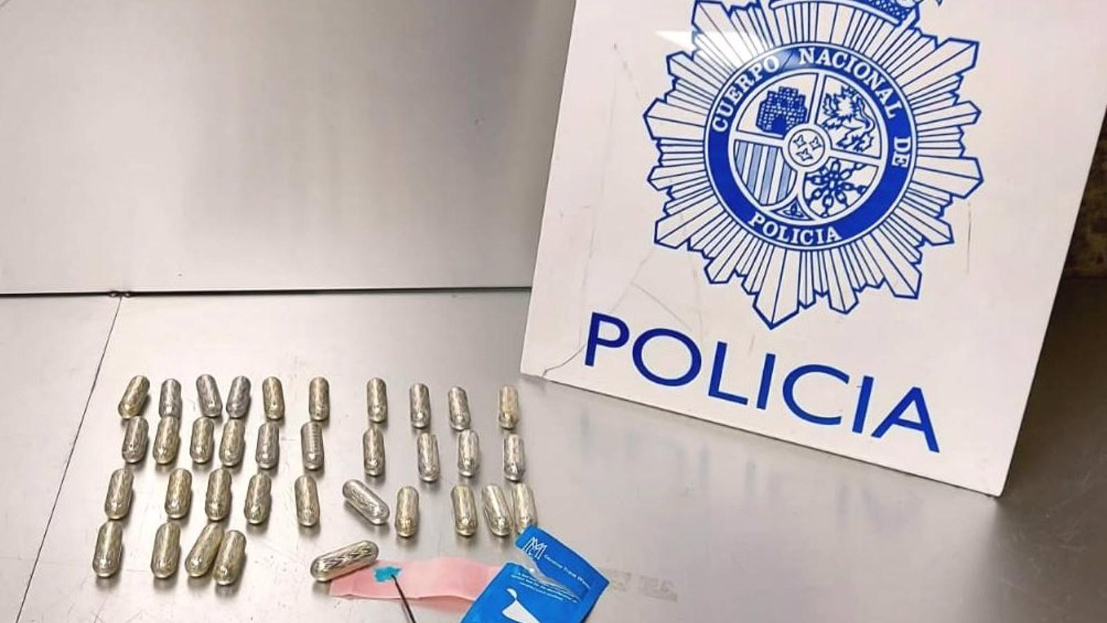 Detenido en Barajas por transportar 38 envoltorios de cocaína en el interior de su cuerpo