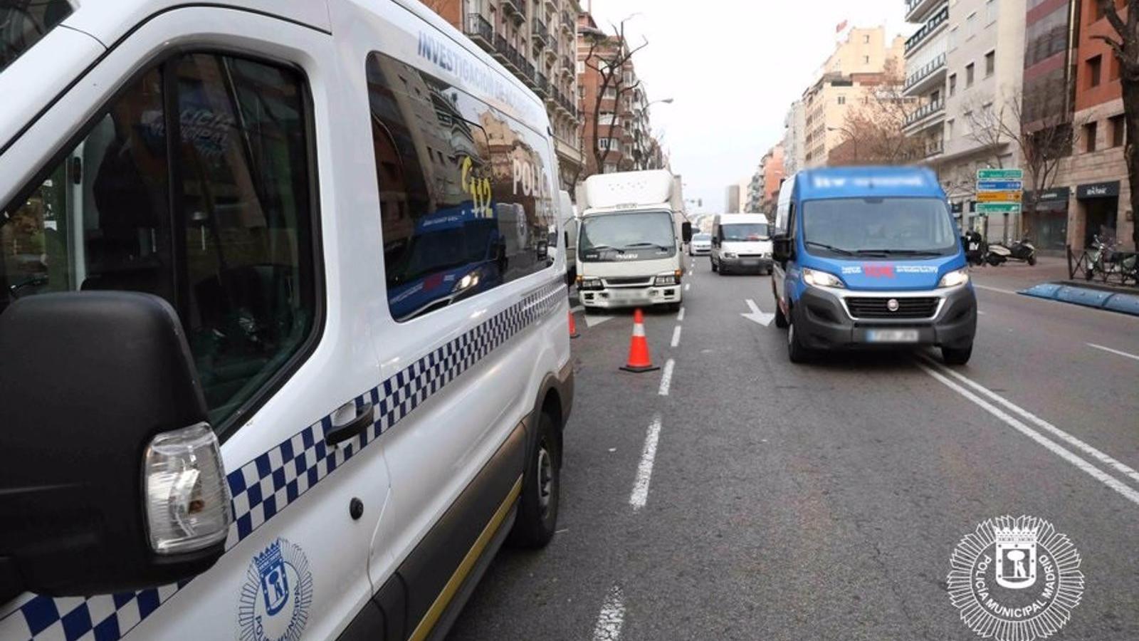 La Policía Municipal de Madrid realiza este mes controles de vehículos de transporte de personas y mercancías