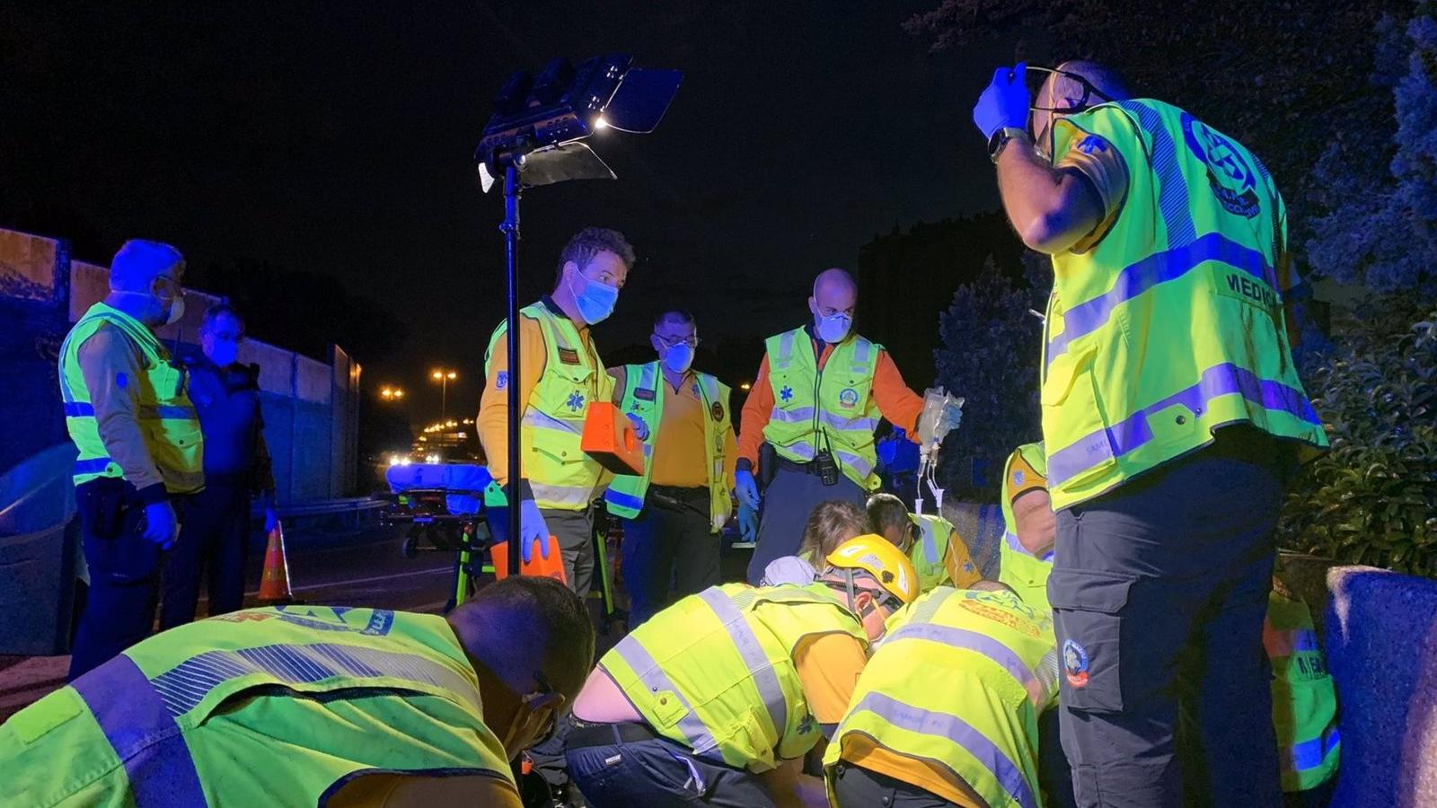 Herido muy grave un joven al caerse de la moto en la M-30