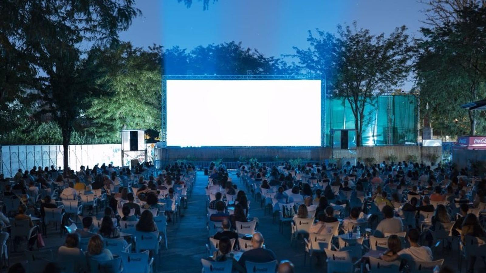 El Festival de Cine de la Bombilla dirige una queja a la Junta de Arganzuela por el "ruido infernal" del Mad Beach