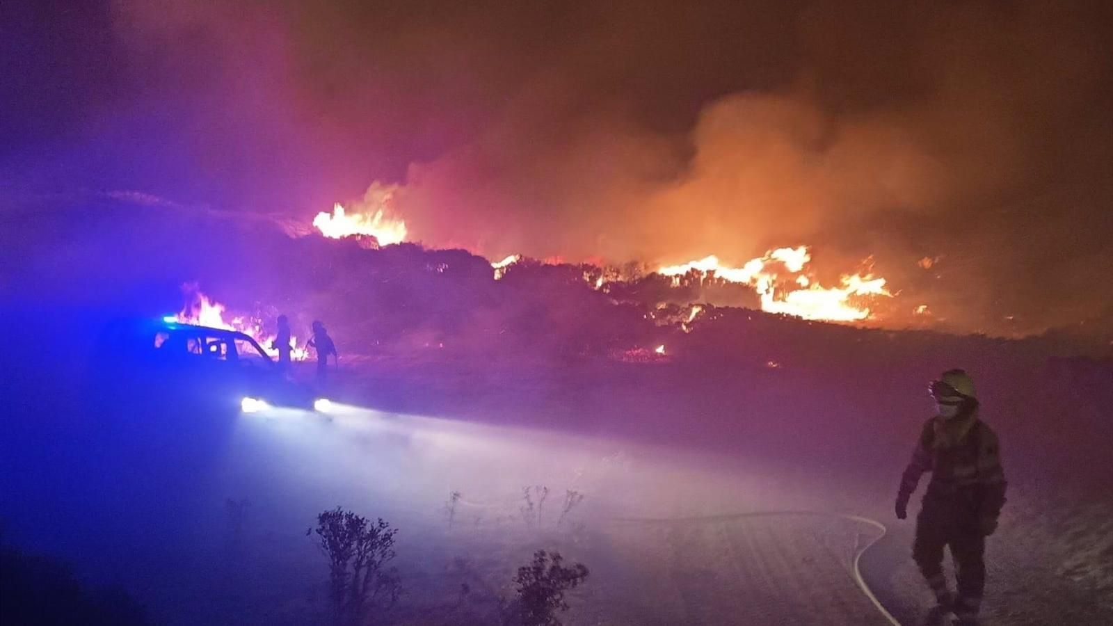Ganaderos madrileños donan dos camiones de paja a sus compañeros abulenses afectados por el incendio de agosto