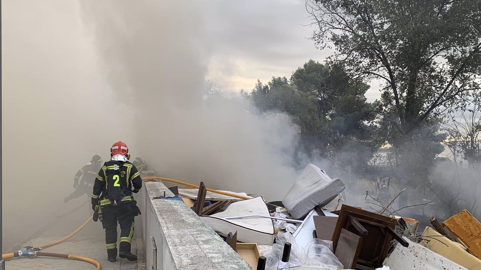 Los Bomberos sofocan sin heridos el incendio de un solar abandonado en Vicálvaro que genera una gran cantidad de humo