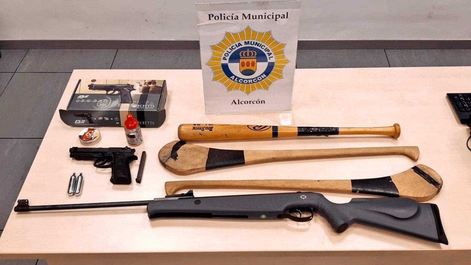 Denuncian e intervienen una carabina a un grupo de jóvenes que practicaban tiro en plena calle de Alcorcón