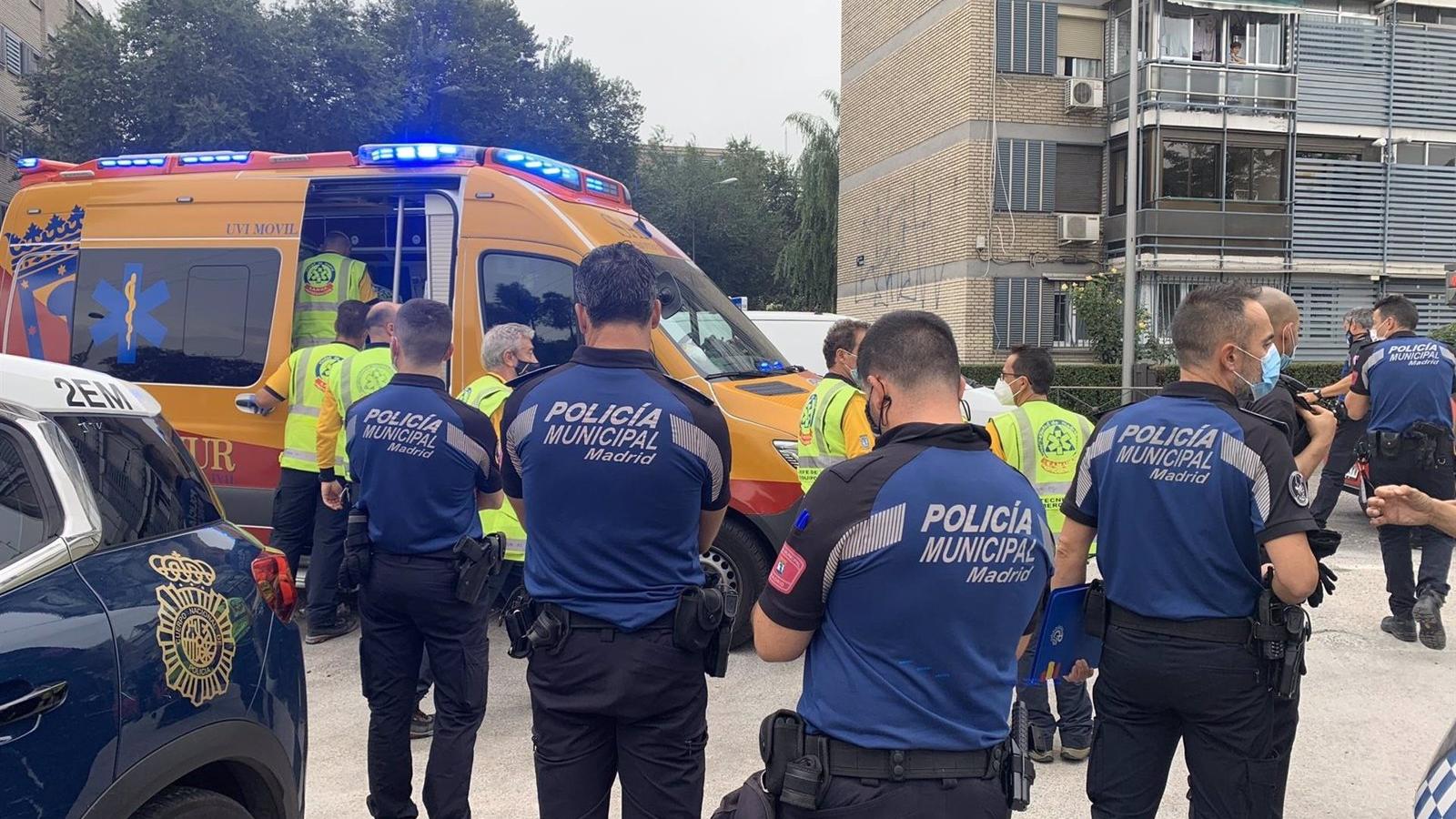 Salvan a una bebé que se asfixiaba tras tragarse un tapón y quedar atrapada en un ascensor con sus padres