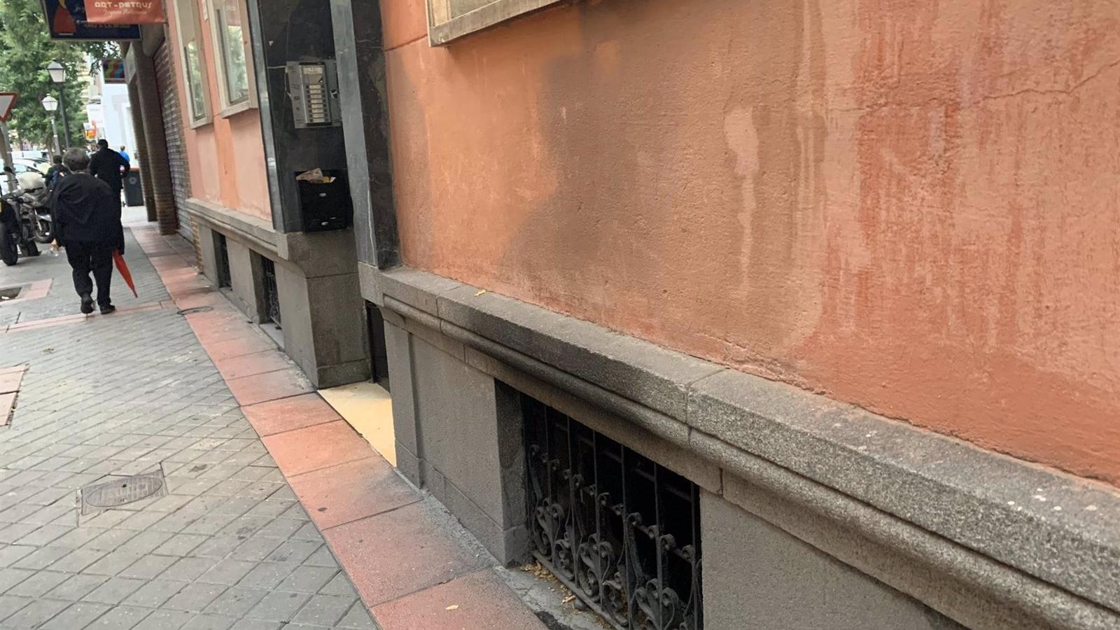 Rescatan a un hombre intoxicado de gravedad de un incendio de su casa en el distrito de Salamanca