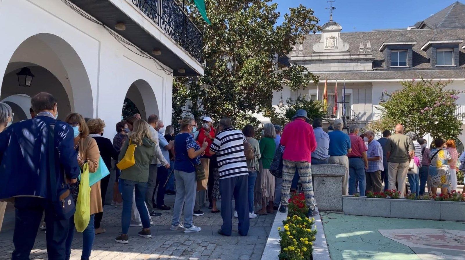 Mayores se concentran contra la falta de espacios y actividades en el centro Reina Sofía