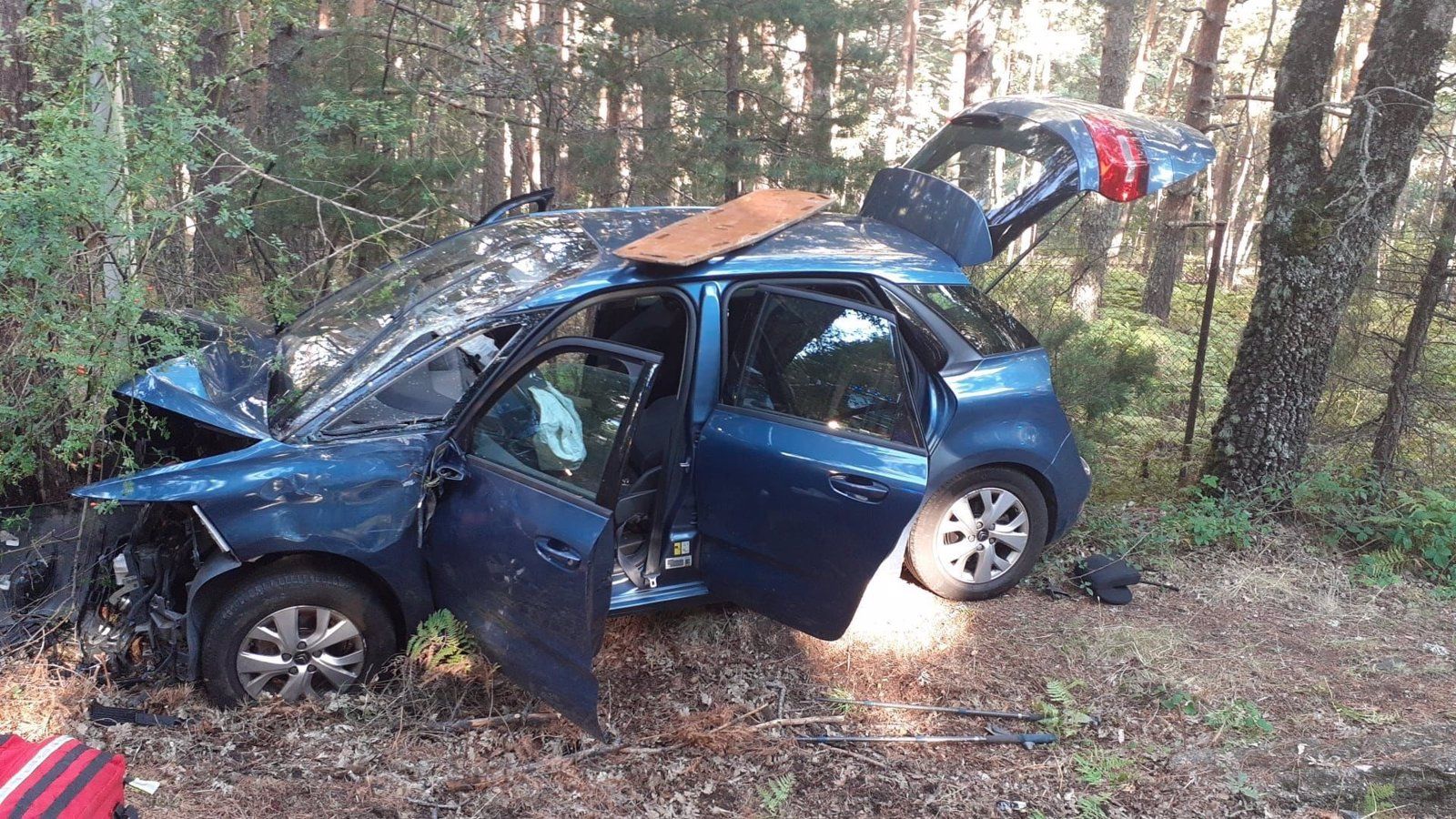 Muere una persona y otra resulta herida de gravedad tras chocar su coche con un árbol