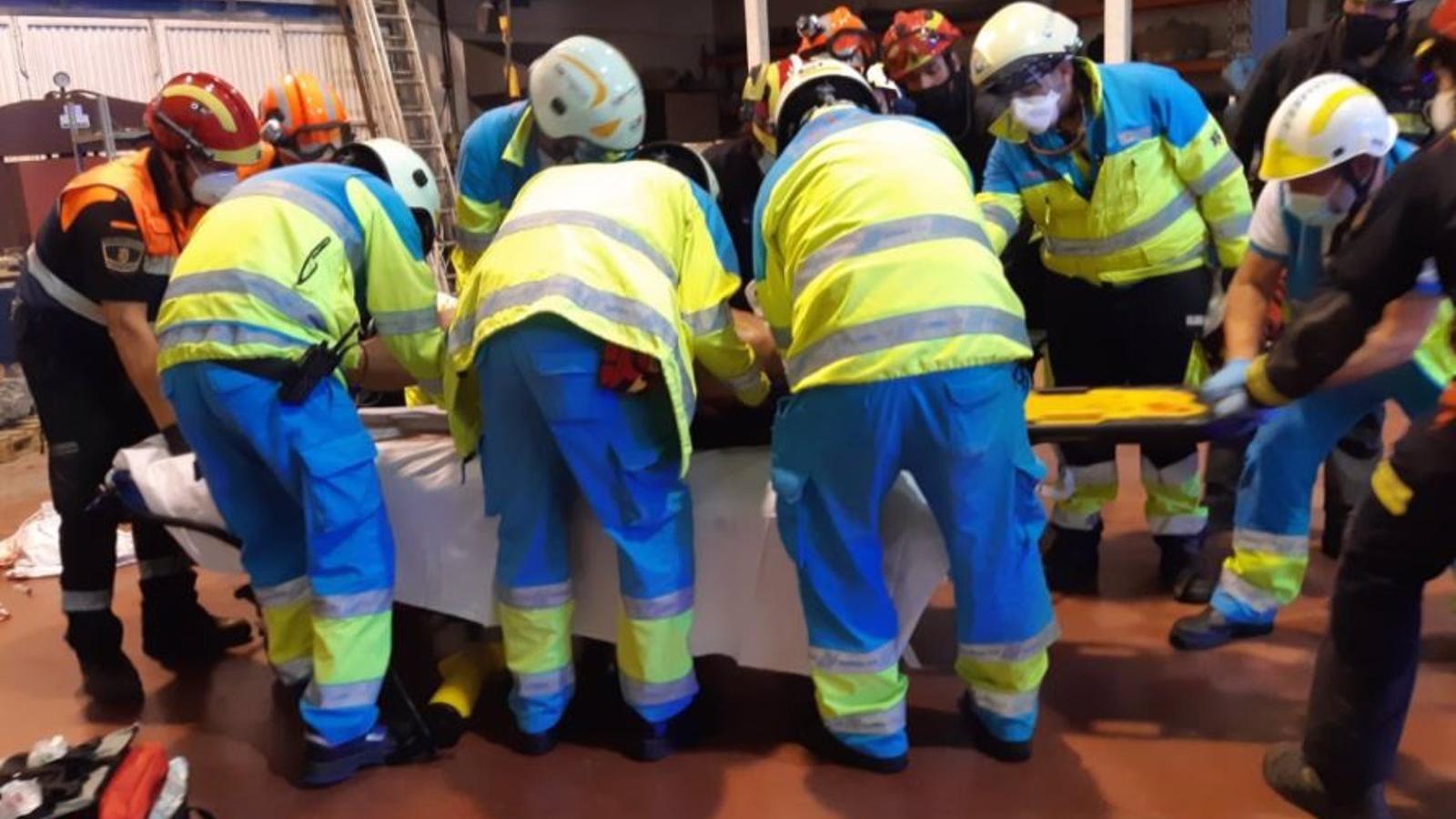 Un hombre cae desde el tejado de una nave a una altura de ocho metros en Mejorada del Campo