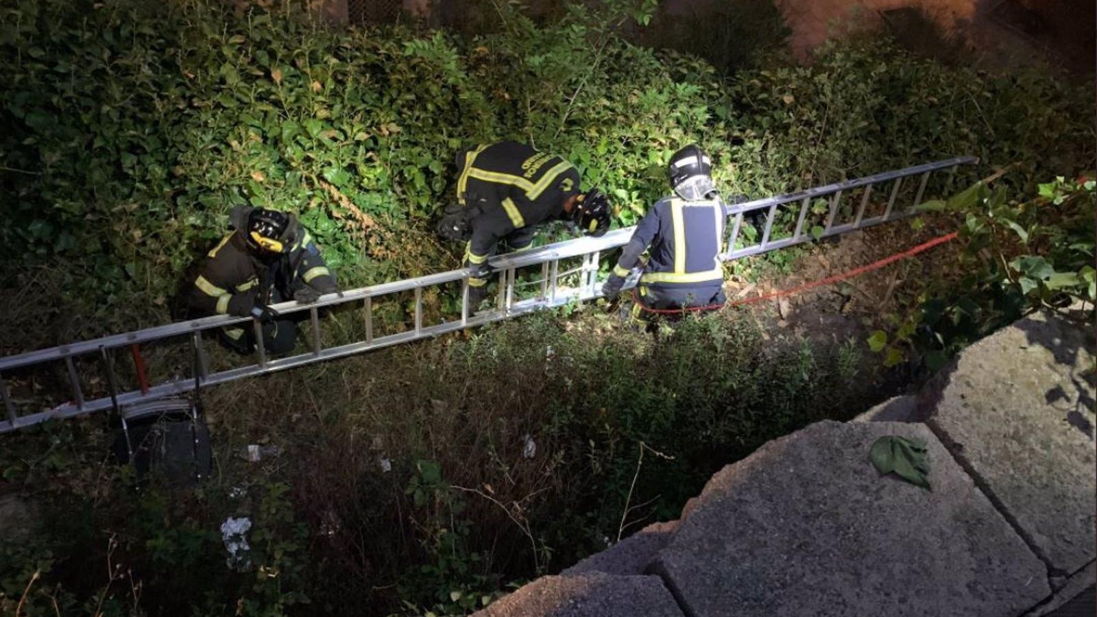 Rescatan en Madrid a una niña de 11 años que se había caído a un pozo con ocho metros de profundidad