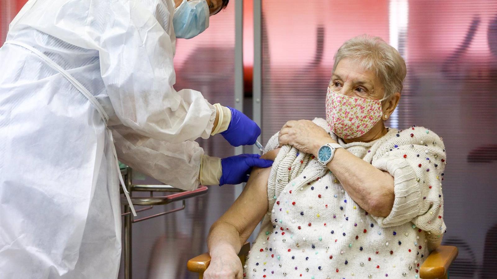 La Consejería de Sanidad usará medios propios y de Cruz Roja para la tercera dosis de personas en residencias