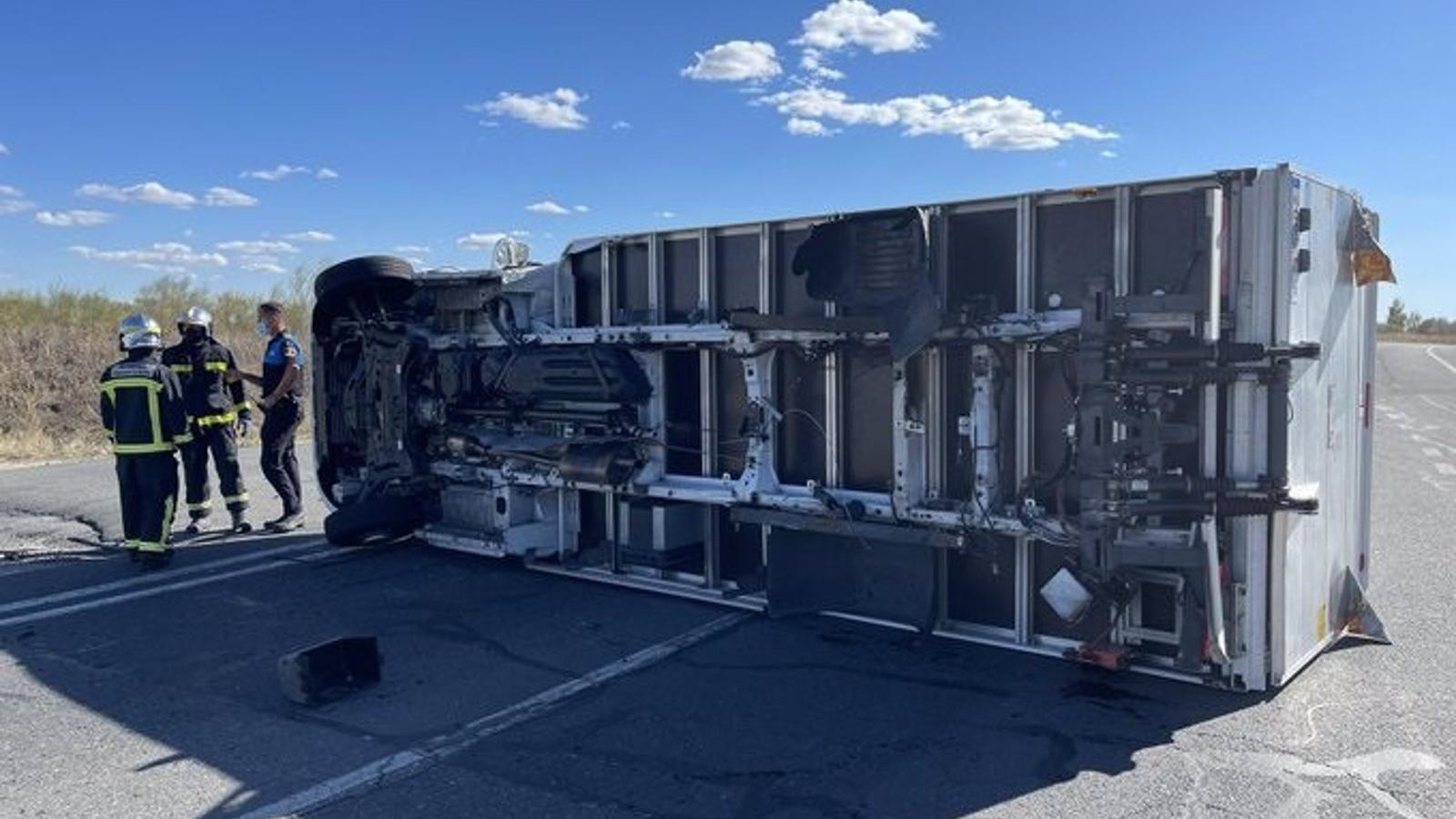Un camión de mudanzas vuelca en la M-509, en Villanueva del Pardillo, tras chocar con un turismo