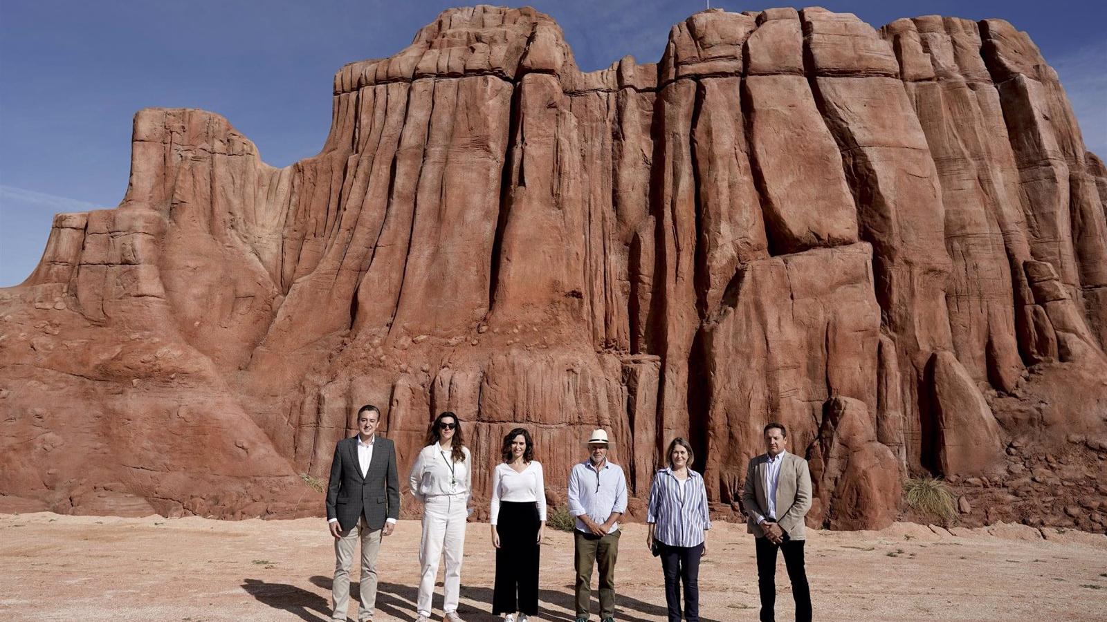 Díaz Ayuso visita el rodaje de la nueva película de Wes Anderson que se rueda en Chinchón y Colmenar de Oreja
