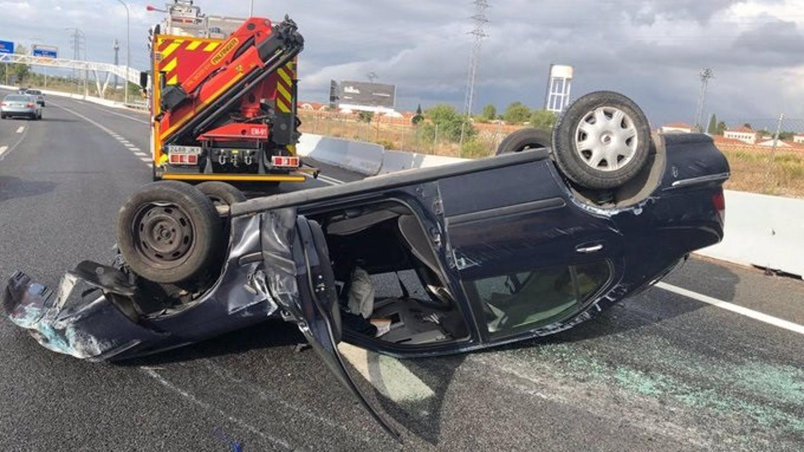 Varias retenciones al volcar un coche en la M-607 que deja dos heridos