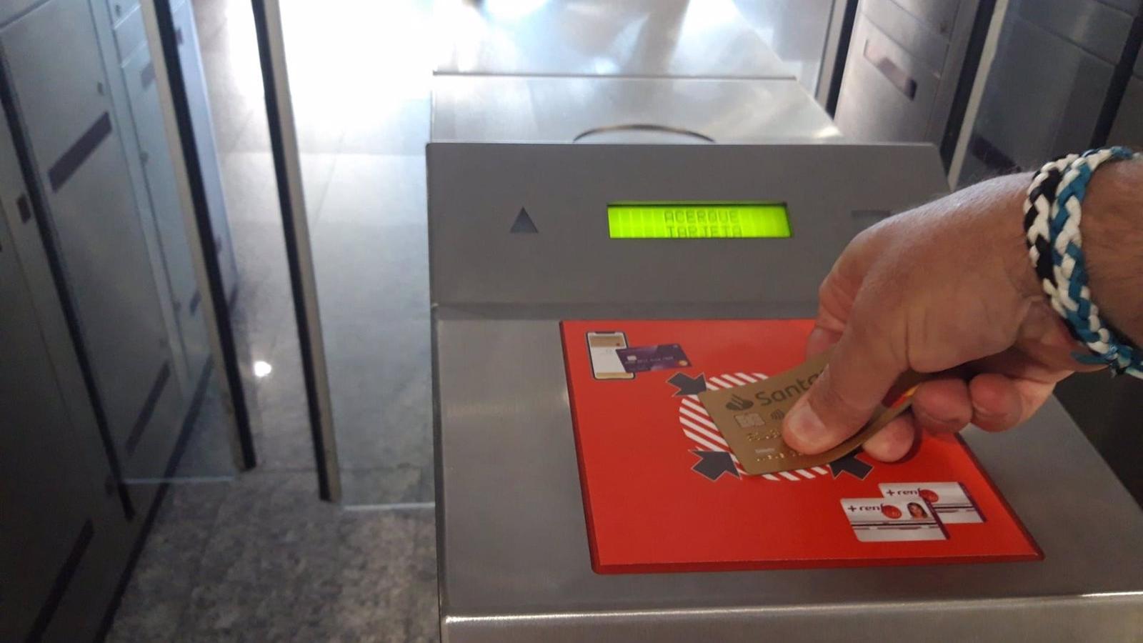 Renfe implementa el pago con tarjeta en los tornos de los Cercanías de Madrid
