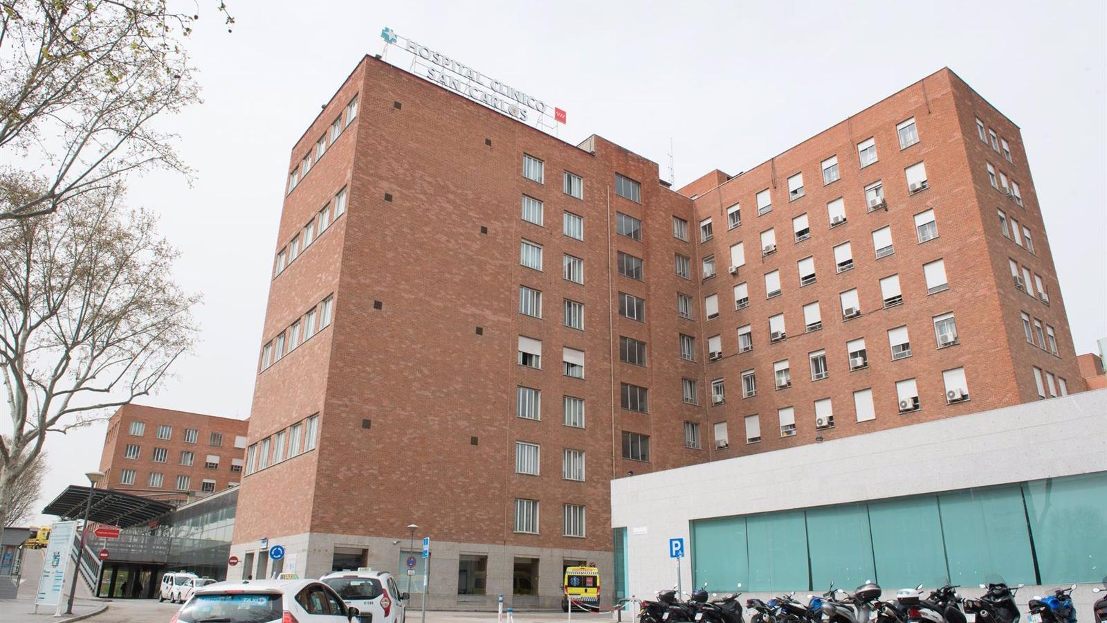 La rotura de una tubería en el Hospital Clínico anega varias zonas del centro durante unas horas