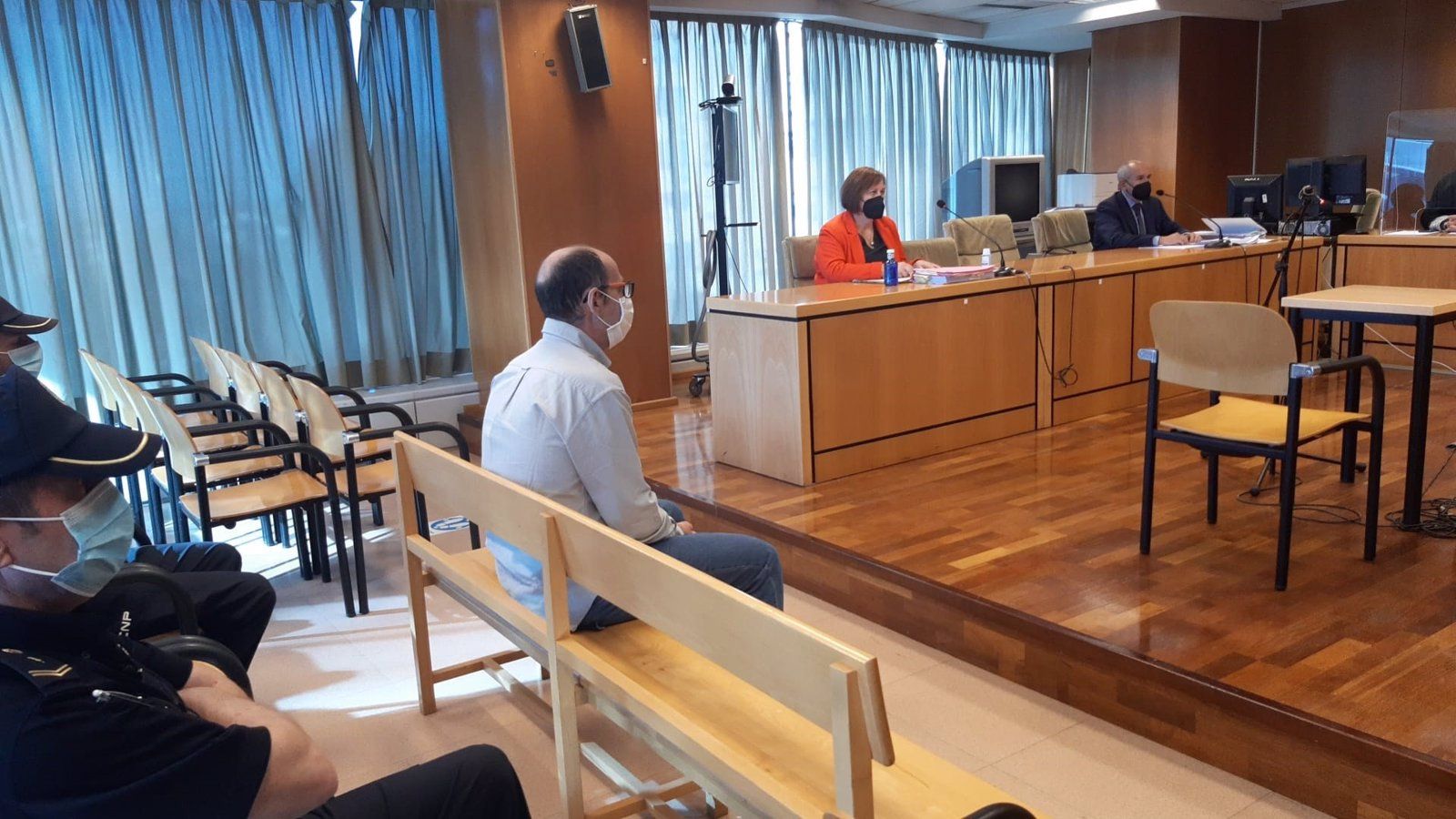 Un esquizofrénico empleado de un hospital que intentó matar a una mujer declara que su psiquiatra no le dio de baja