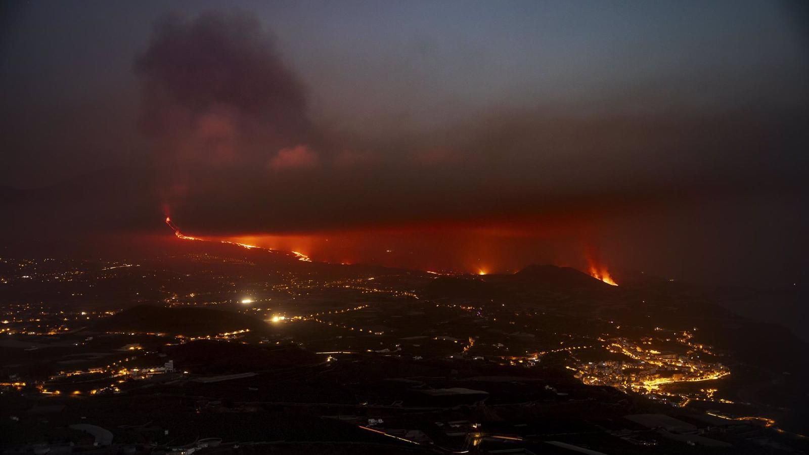 La colada que alcanzó el mar en La Palma comienza a formar un delta de lava