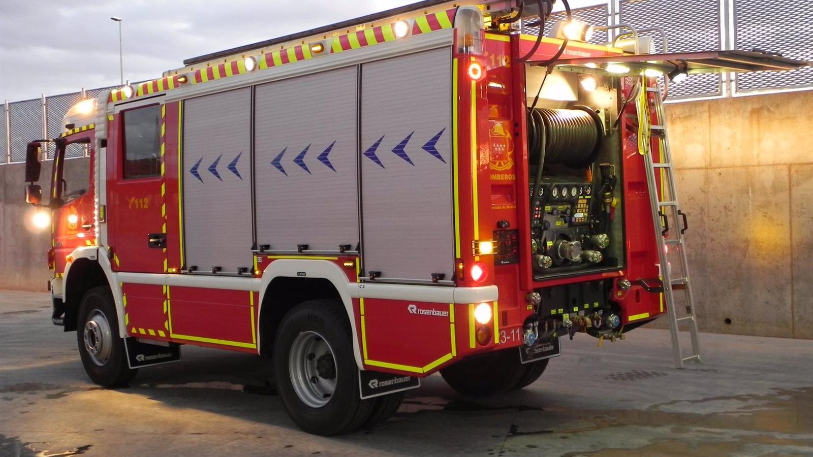 Los bomberos rescatan y reaniman a un gato tras un incendio en una vivienda con otro felino muerto en Valdemoro
