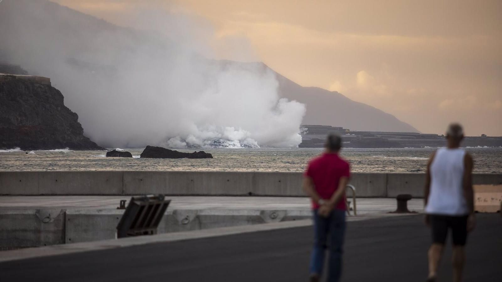 La lava que alcanza el mar en La Palma crea una isla baja de más de medio kilómetro de ancho