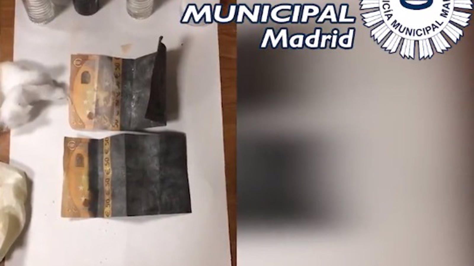 Interceptan a dos estafadores con 12.000 euros en billetes falsos tintados en Vallecas