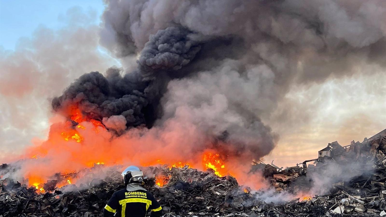 Controlado un incendio en una planta de reciclaje de Torrejón de Velasco