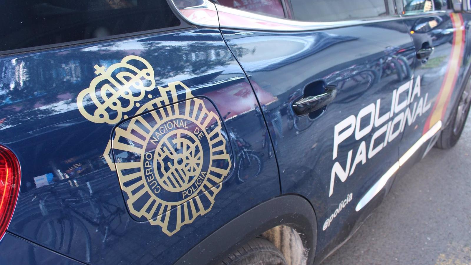 La Policía disuelve un botellón en la Plaza del Dos de Mayo tras incidentes violentos y lanzamiento de objetos