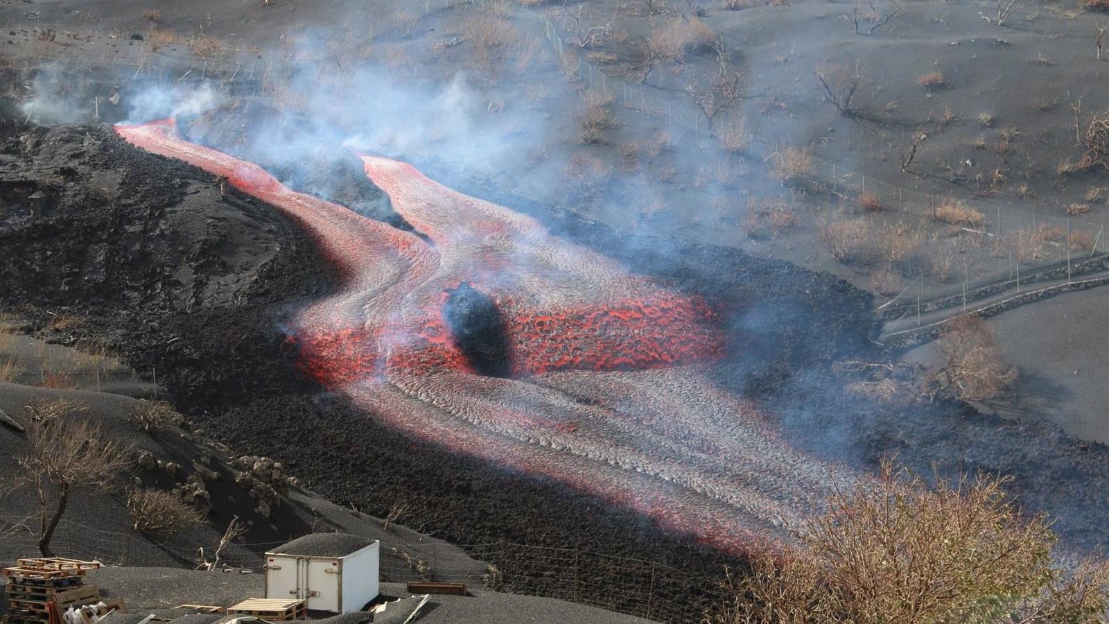 La lava afecta a unas 400 hectáreas en La Palma y la 'fajana' en la costa de Tazacorte se acerca a las 30