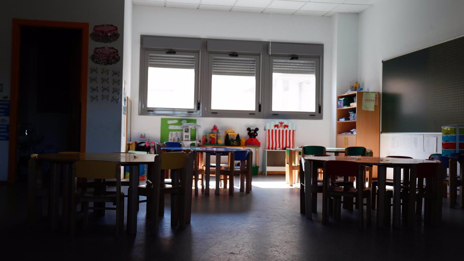 La Comunidad actuó en 17 centros educativos ante la imposibilidad de cumplir la distancia interpersonal de 1,2 metros