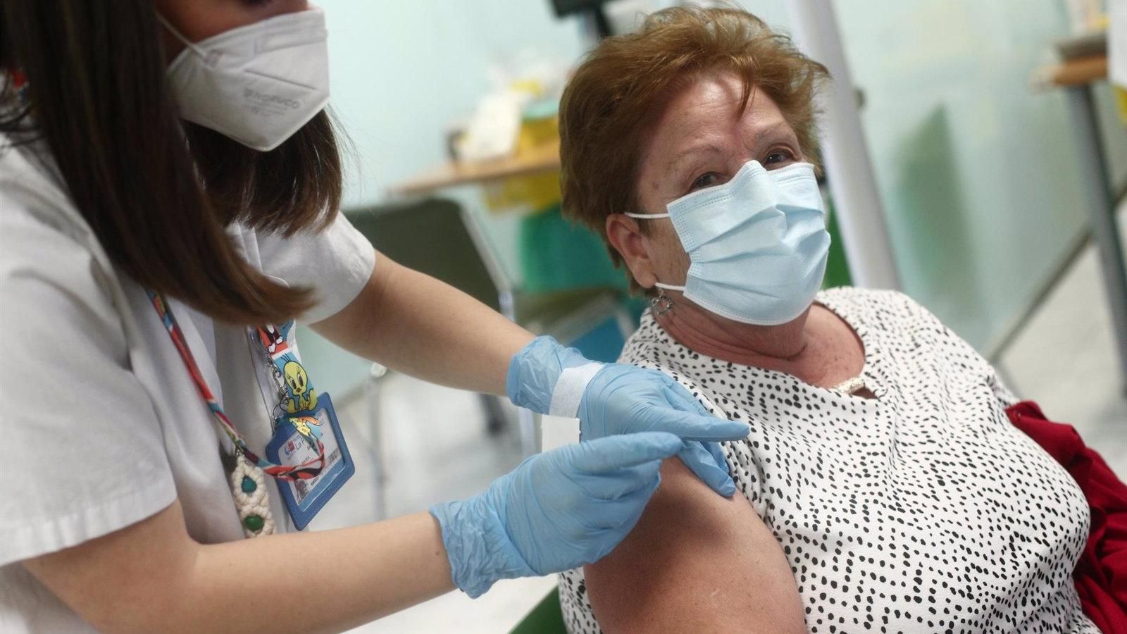 Salud Pública aprueba la tercera dosis en mayores de 65 años, que se administrará junto a la de la gripe