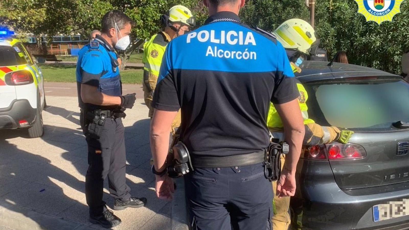 Rescatan a un niño de dos años que quedó encerrado en un vehículo en Alcorcón