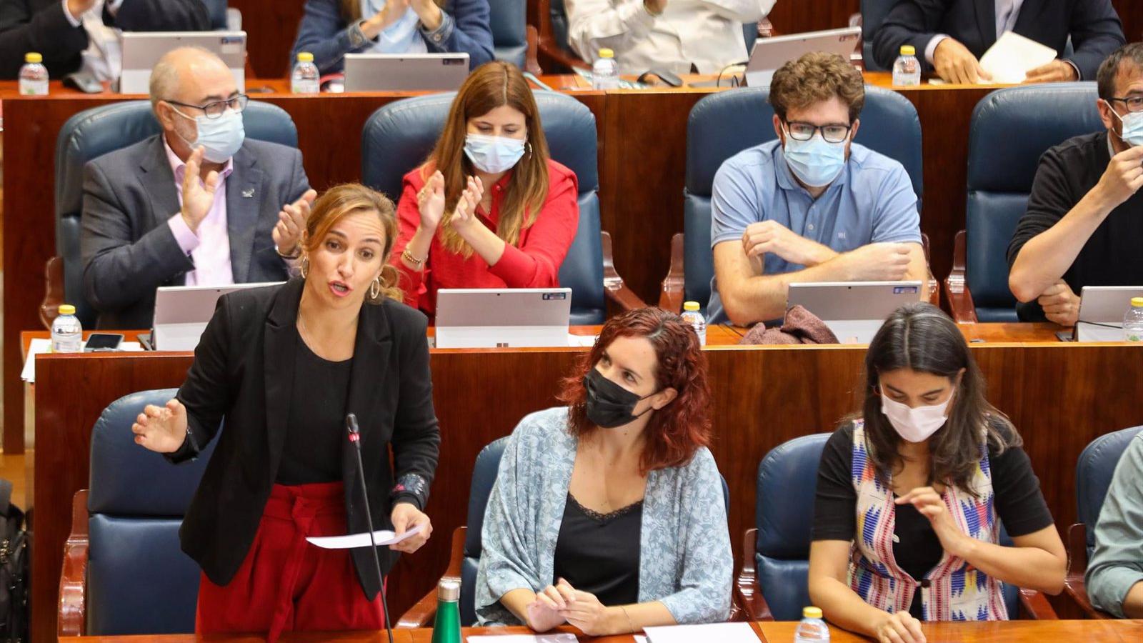 Díaz Ayuso, a Mónica García: "Han pasado de asaltar capillas a defender al Papa. Un día la vemos con rebequilla en misa"