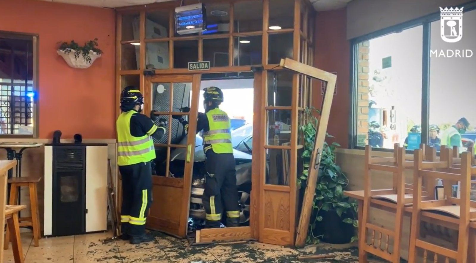 Heridos los cuatro ocupantes de un coche que chocó contra un restaurante en una persecución policial en Madrid