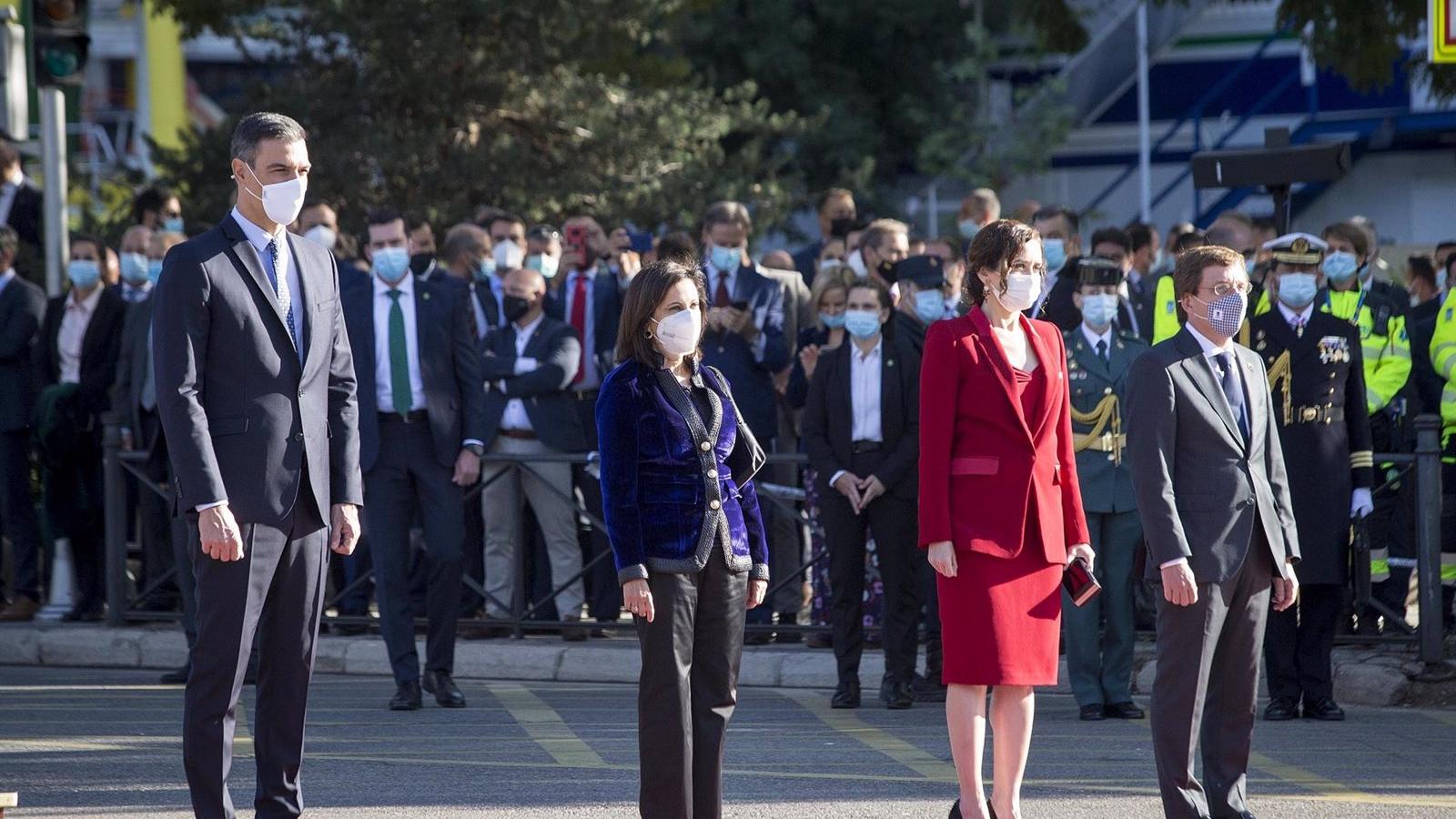 Díaz Ayuso y Martínez-Almeida acuden al desfile militar y a la recepción en el Palacio Real por la Fiesta Nacional
