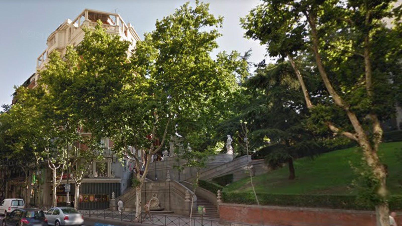 Cuatro jóvenes detenidos por robar a otro con cuchillos en calle Princesa a plena luz del día