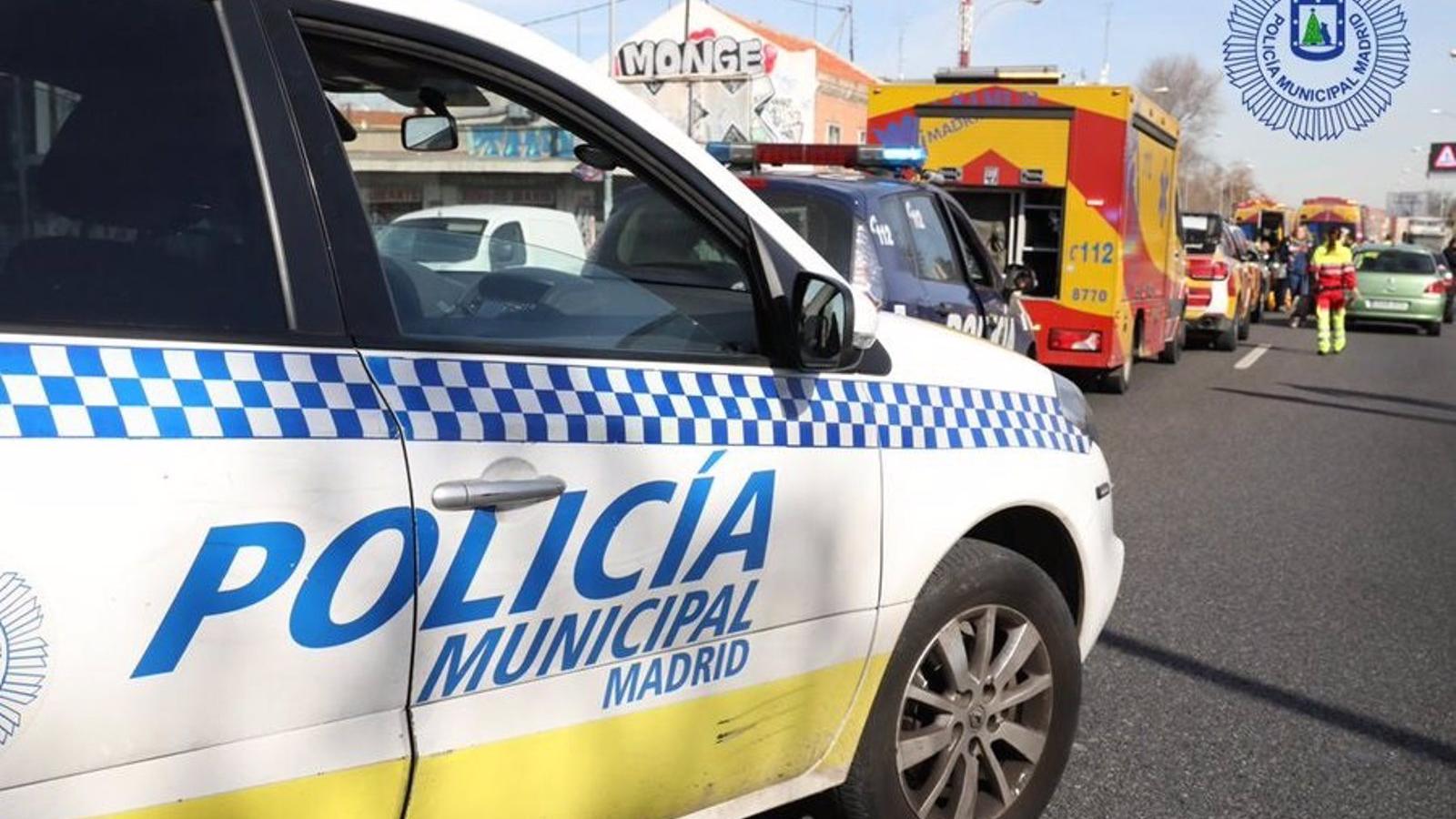 La Policía Municipal evita la caída al vacío de una mujer desde el puente de la A-3 a la M-30