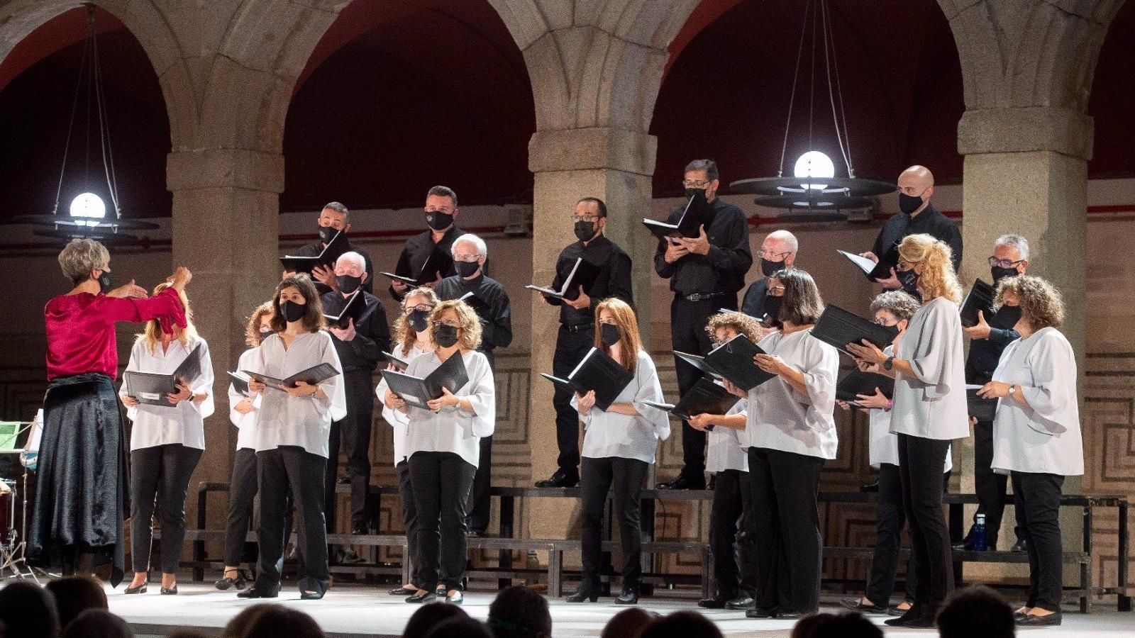 El patio de cristales del Museo Arqueológico Regional acogió el concierto Coral Cervantino