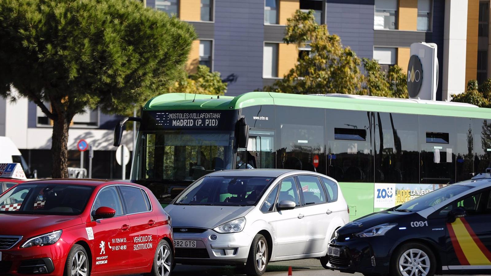 Hallan un niño de dos años solo en una marquesina tras vagar durante 45 minutos por las calles de Móstoles