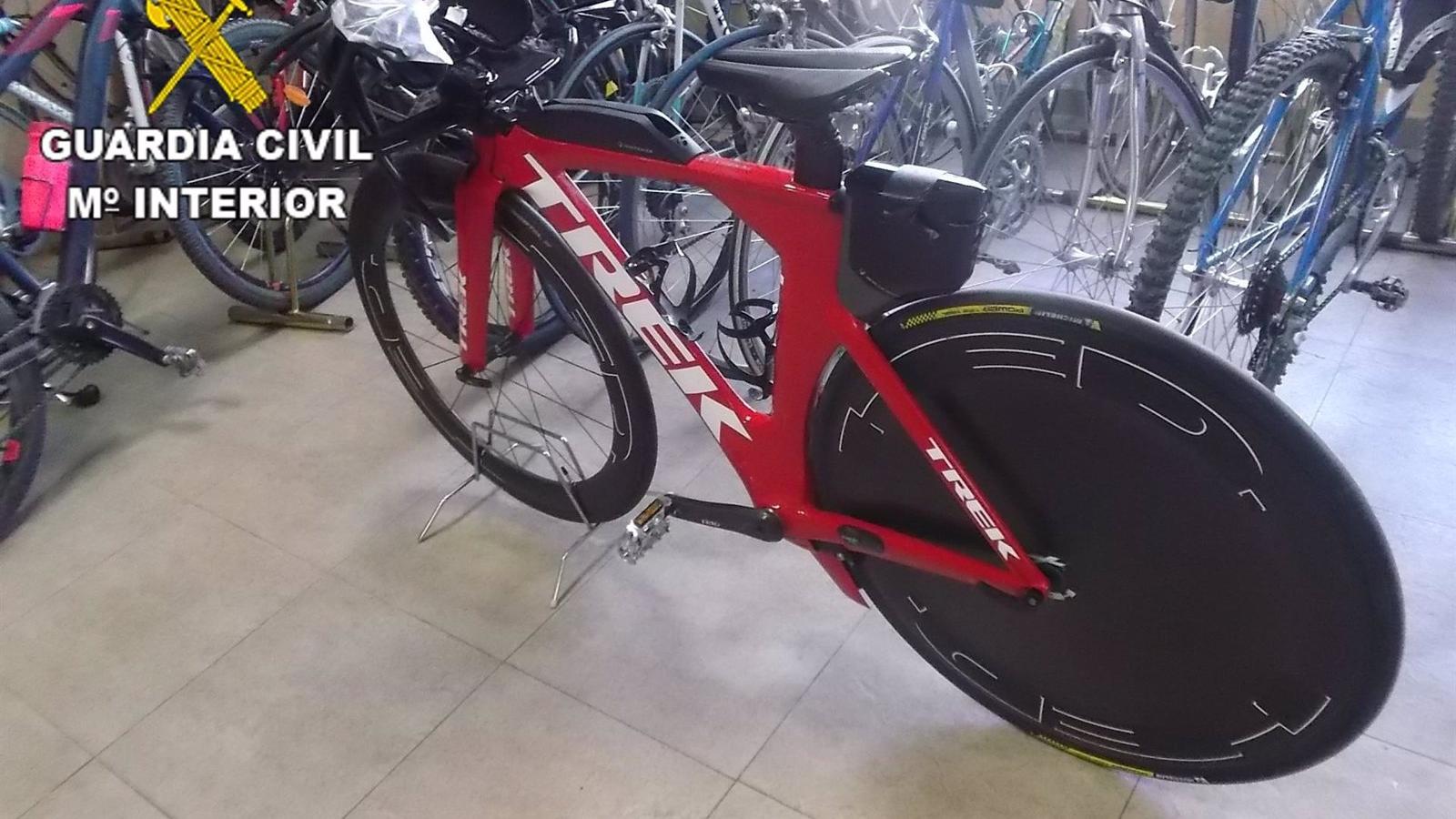 Detenido por abandonar a su bebe de tres meses en un coche y huir tras robar una bici de 8.000€ en Madrid