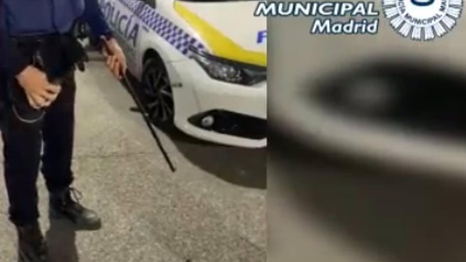 Requisado un bastón con estoque con punzón de medio metro que vendían por una plataforma online