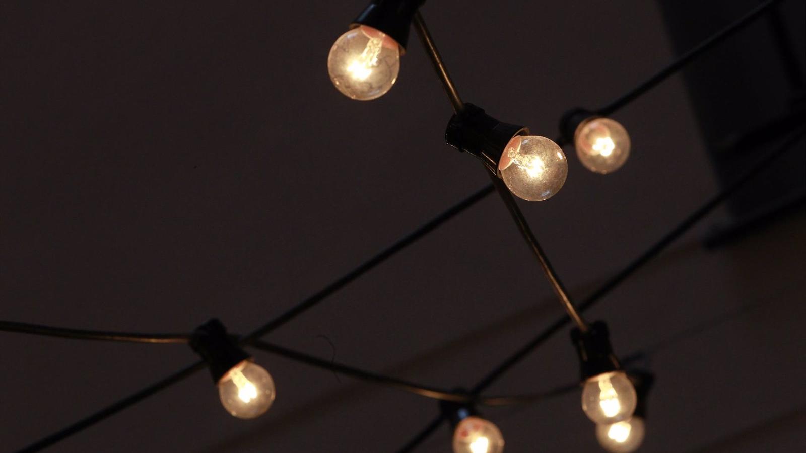 La luz vuelve a marcar el domingo más caro de la historia, hasta los 213,29 euros/MWh