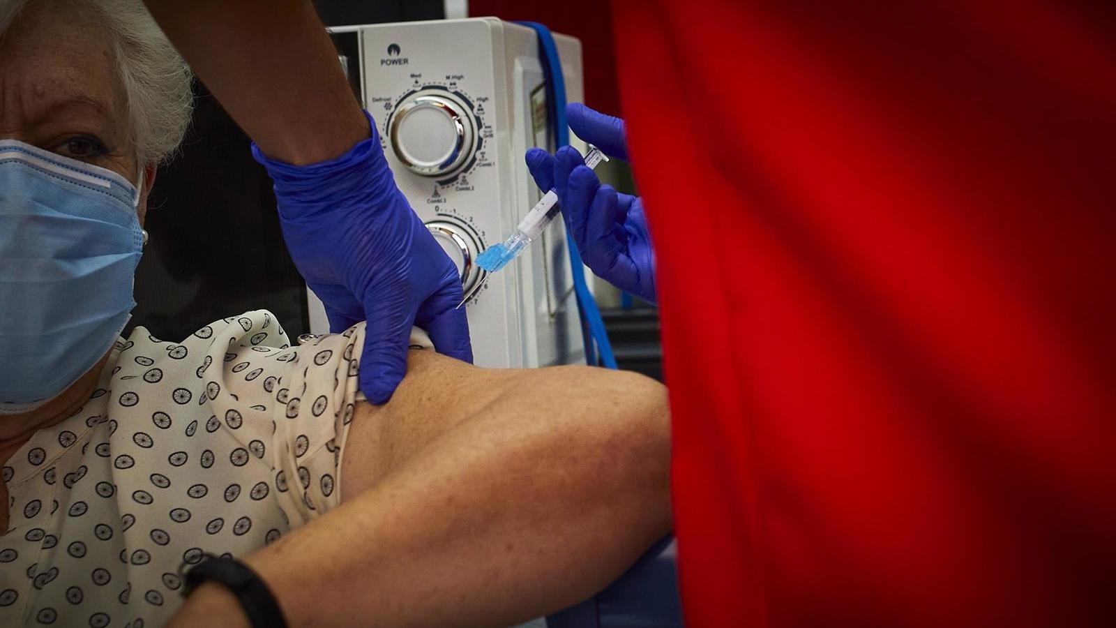 Los mayores de 70 años comienzan a recibir la vacuna de la gripe y la tercera dosis del Covid-19