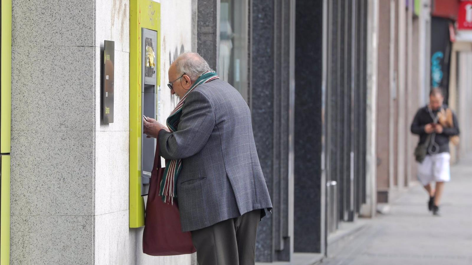 Detenido por robar a ancianos de Vallecas cuando sacaban dinero del cajero