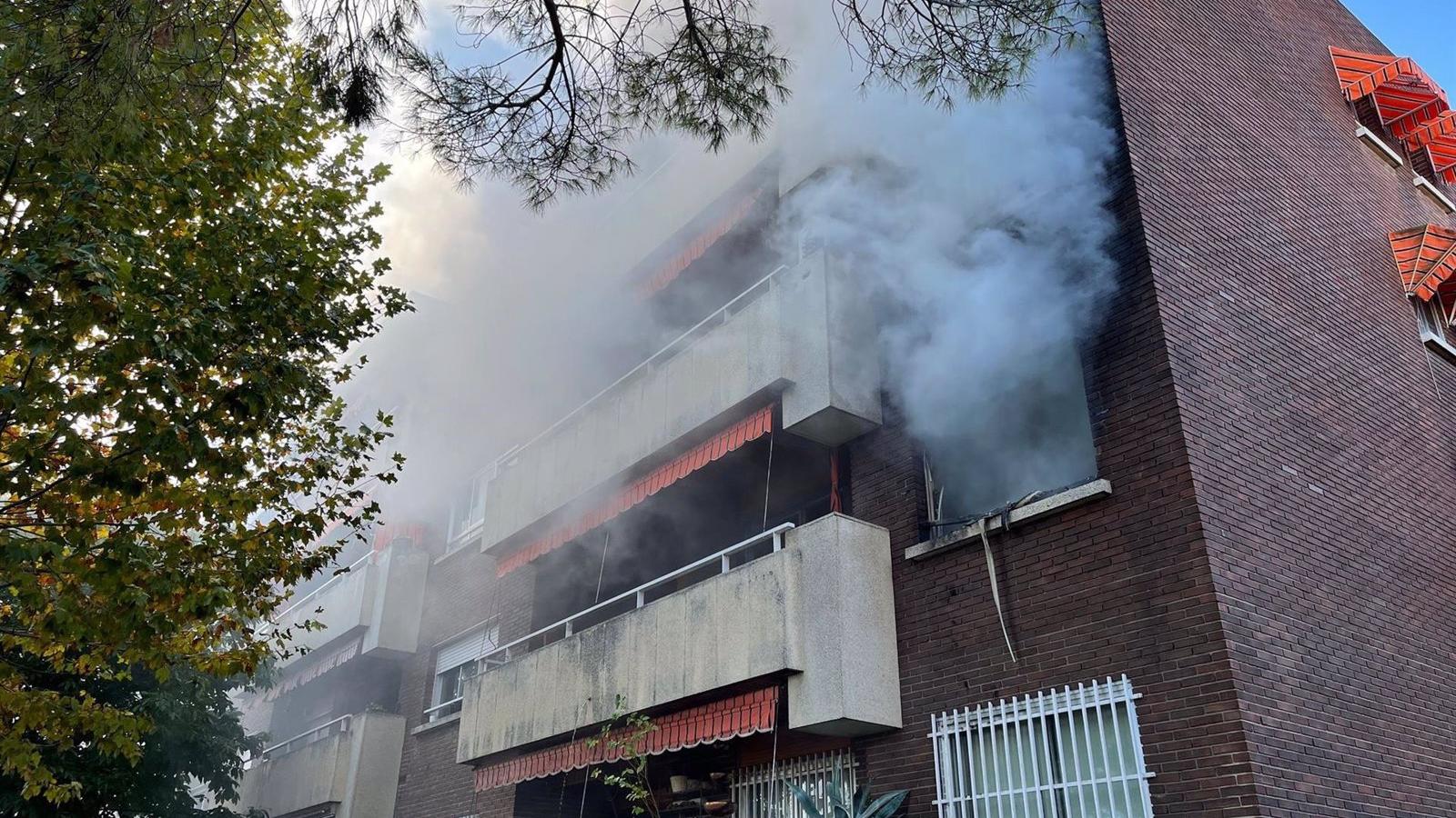 Un joven sufre quemaduras y un hombre resulta intoxicado en el incendio de una vivienda en Pozuelo de Alarcón