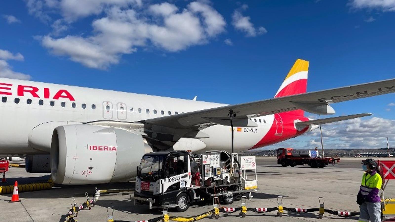 Iberia y Repsol realizan el primer vuelo con biocombustible producido en España con residuos en la ruta Madrid-Bilbao