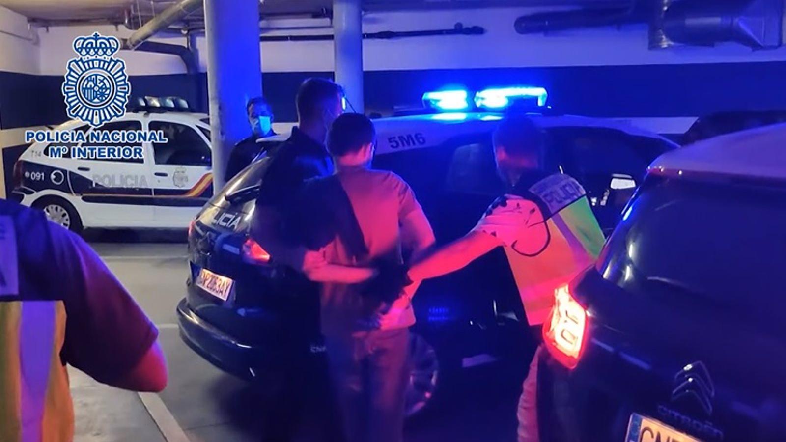 Detenidos dos hombres que agredieron a un hombre en silla de ruedas con una barra de hierro para robarle