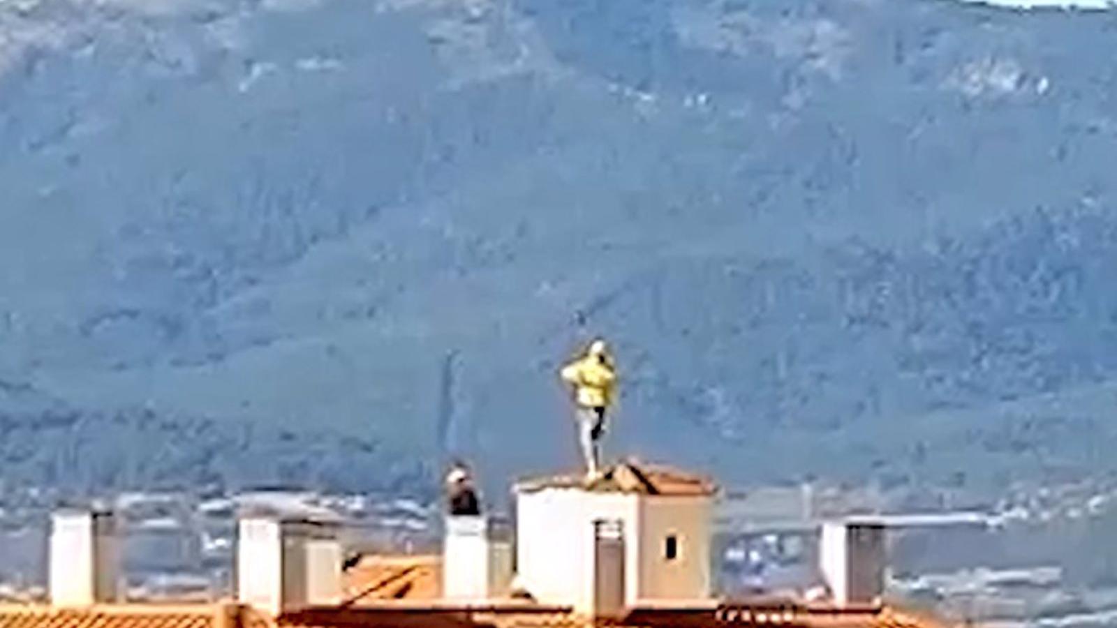 La Guardia Civil reduce a un joven que tiraba objetos a la calle desde un tejado de Collado Mediano