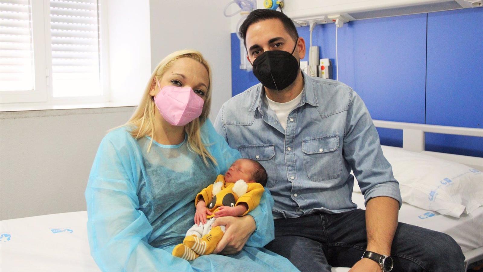 El Clínico realiza el primer parto natural en España de un niño sano con madre receptora de doble trasplante